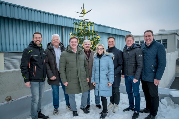 Die Fertigstellung der neuen Eishalle ist für Oktober 2026 geplant. „Wir sind im Zeit¬plan“, freut sich Bürgermeis¬ter Gün¬ther Albel (dritter von rechts). Fotos: Albel