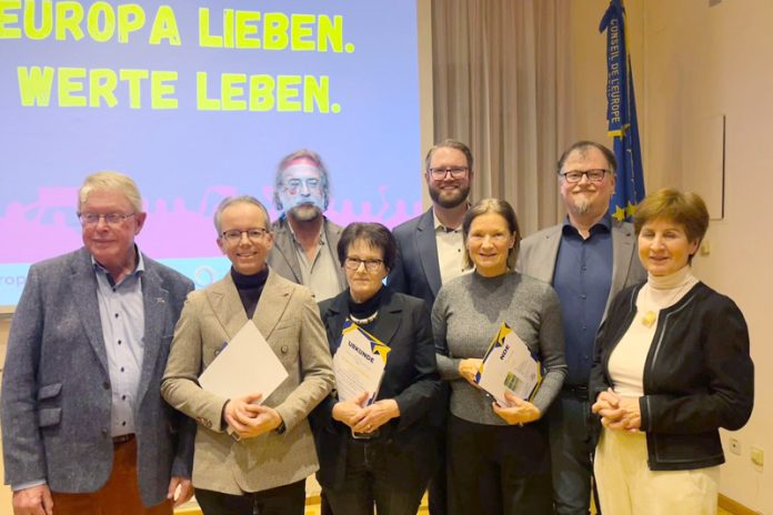 Die Verantwortlichen und Jurymitglieder mit einem Teil der Preisträgerinnen und Preisträger. Fotonachweis: unikart.at/KK