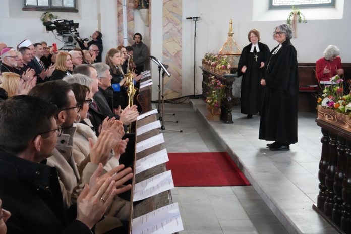 Die Mitglieder der Landesregierung applaudieren der neuen Superintendentin Andrea Mattioli. Fotos: LPD Kärnten/Pleschberger.