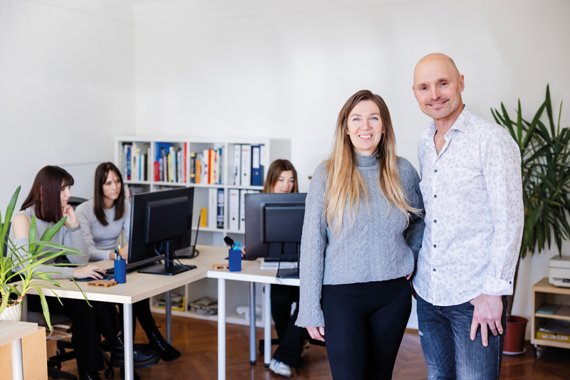 Carmen Dullnig mit Christian Seher und ihrem Team (von links): Katharina Lösel, Katrin Strutzmann und Larisa Popović designen und entwickeln Marken für Unternehmen in ganz Österreich.