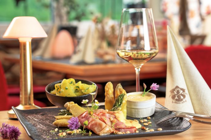 Zusammen ergeben Spargel und Hollandaise eine harmonische Kombination aus mildem Gemüsegeschmack und cremiger, buttriger Sauce.