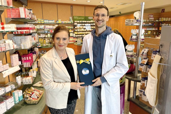 Bürgermeisterin Doris Liposchek hieß den neuen Wernberger Apotheker, Sebastian Blaschitz, herzlich willkommen.Foto: Gemeinde Wernberg