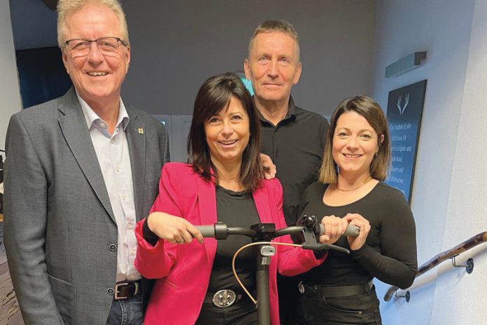Ein Scooter als Geburtstagsgabe: Bürgermeister Ing. Reinhard Antolitsch, die Jubilarin, Gatte Stefan Ferlitsch, Tochter Katrin Wallner.
