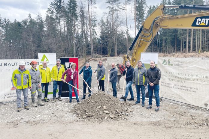 Szene vom Spatenstich für das rund vier Millionen Euro schwere Hochwasserschutzprojekt im Bereich der Rotschitza mit Vertretern des Bundes, Landes, der Marktgemeinde und Mitarbeitern des forsttechnischen Dienstes für Wildbach- und Lawinenverbauung.Foto: Marktgemeinde Finkenstein