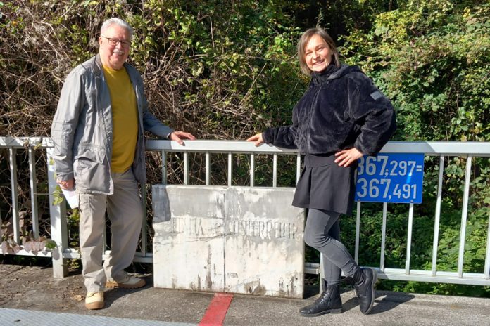 Die Zusammenarbeit wird weiter vertieft: Obmann Dipl.-Ing. Karl Heinz Moschitz und Giada Colloredo vom Büro für Sprachengemeinschaften der Stadt Tarvis am Startpunkt des Zollmuseums in Coccau an der Grenze Österreich-Italien..Foto: Kanaltaler Kulturverein Kärnten