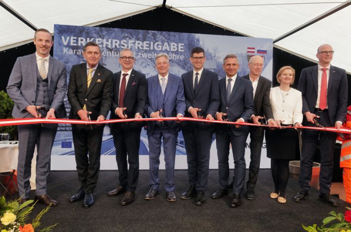 Feierlicher Eröffnungsakt: Von links Hartwig Hufnagl, BM Peter Hanke, Alexander Wlalcher, LH Peter Kaiser, LH-Stv. Martin Gruber, BM Wolfgang Hattmannsdorfer, Herbert Kasser, Tamara Christ und Andreas Fromm. Fotos: LPD Kärnten/Höher