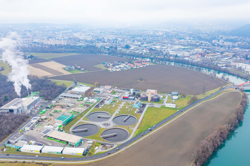 Die Integration der über Großwärmepumpen gewonnenen Energie des gereinigten Abwassers der Kläranlage erfolgt über das Biomasseheizwerk der Kelag Energie & Wärme in St. Agathen (links im Bild).