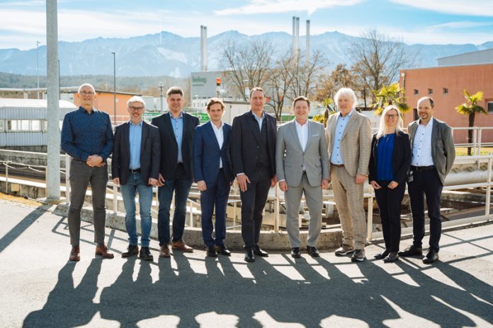 Während der Projektvorstellung: Von links Dietmar Waiboda (früherer Kläranlage-Abteilungsleiter), Herwig Töscher (Stv. Geschäftsgruppenleiter Stadt Villach), Florian Presslaber (Abteilungsleiter Kläranlage Villach), Christoph Herzeg (Geschäftsführer Kelag Energie & Wärme), Kelag-Vorstand Reinhard Draxler, Bürgermeister Günther Albel, Adolf Melcher (Sprecher der Geschäftsführung der Kelag Energie & Wärme), Andrea Domberger (Geschäftsführerin Kelag Energie & Wärme) und Harald Moser (Projektleiter Kelag Energie & Wärme).Fotos: Kelag Energie & Wärme
