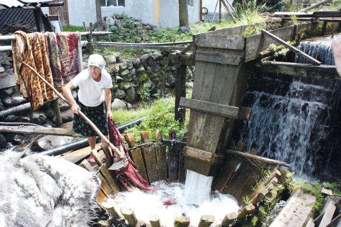 Die Naturwaschmaschine in Sârbi (Maramuresch): Decken, Teppiche und schwere Stoffe werden heute noch durch das fließende Bachwasser gereinigt, ganz ohne Strom oder Waschmittel.Foto: Kuchler
