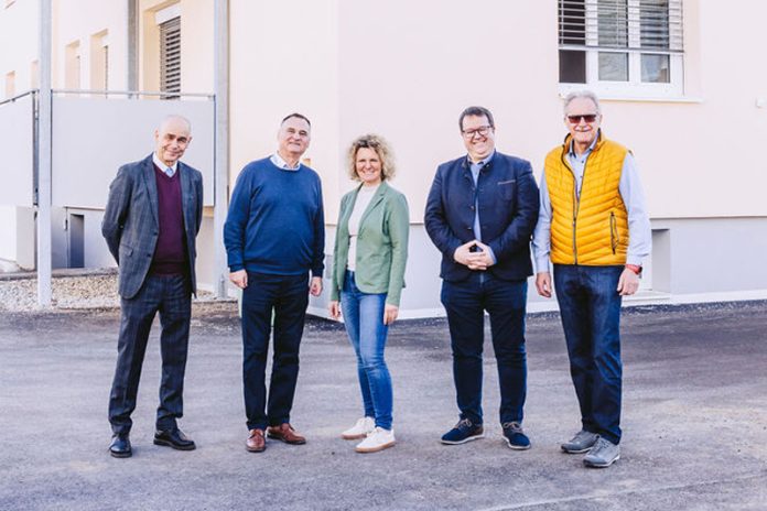 Innovativer Wohnbau in der Millesistraße – am Bild freut sich der „meine heimat“-Vorstand über das geglückte und zukunftsweisende Projekt: Von links Gerhard Alberer, Vorsitzender Helmut Kusternik, Ines Wutti-Fürter, Arnold Muschet und Andreas Stroitz.Foto: meine heimat/ Marta Gillner