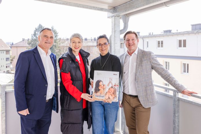 Innovativer Wohnbau in der Millesistraße in Villach. Am Bild von links „meine Heimat“-Vorstandsvorsitzender Helmut Kusternik, Landes-Wohnbaureferentin Gaby Schaunig, Mieterin Svetlana Dubravac und Bürgermeister Günther Albel. Foto: „meine heimat“/Marta Gillner