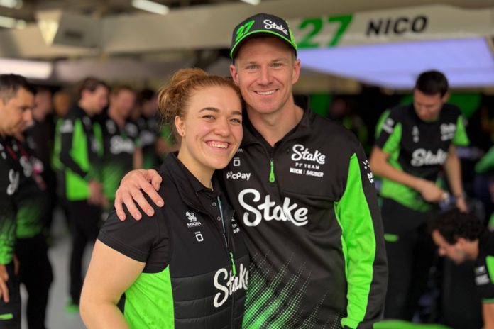 In der Königsklasse: Betreuerin Julia Tiefnig mit Nico Hülkenberg, der im Sauber-Team beim Großen Preis von Großbritannien in Silverstone 2025 einen Podiumsplatz schaffte. Foto: Privat