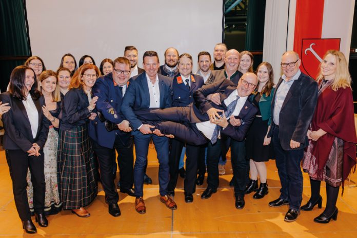 Eine etwas ungewöhnliche Gratulation zur Ehrenbürgerschaft durch die Mitarbeiterinnen und Mitarbeiter der Marktgemeinde Treffen, die den Bürgermeister besonders hochleben ließen.­Fotos: Melanie Maurer
