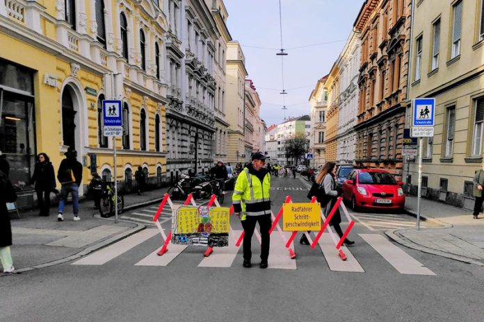 In vielen Städten Österreichs (Bildbeispiel Graz) werden Schulstraßen bereits sehr erfolgreich zur Verkehrsberuhigung und zur Erhöhung der Sicherheit im Nahbereich von Schulen eingesetzt. Foto/Planskizzen: Stadt Villach