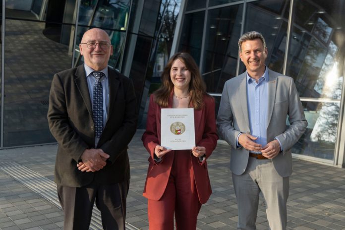 Wilhelm Wadl Direktor des Geschichtsvereines für Kärnten, Preisträgerin Sophie Marie Kornsee und LH Daniel Fellner. Fotos: LPD Kärnten/Just