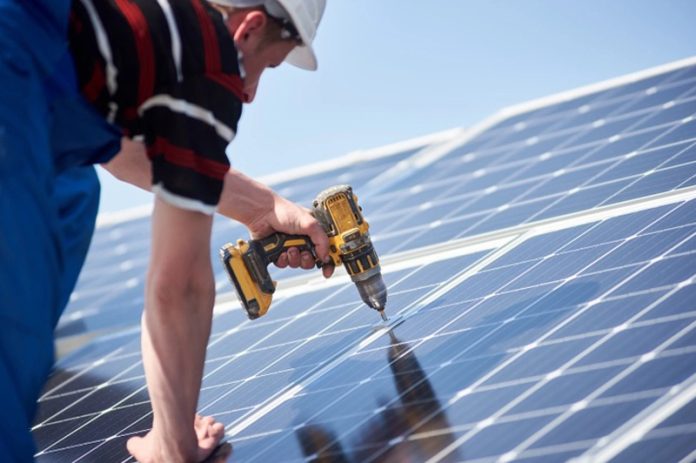 Gefördert werden künftig neu installierte PV-Anlagen mit einer Leistung von mindestens fünf Kilowatt-Peak. Foto: shutterstock