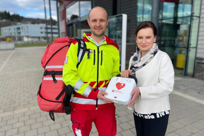 Bürgermeisterin Doris Liposchek mit First Responder Hans-Martin Jauernig. Foto: Gemeinde Wernberg
