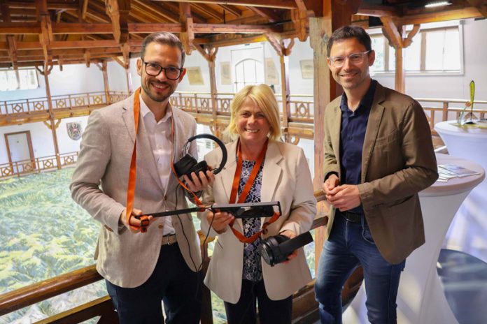 Kulturreferentin Vizebürgermeisterin Gerda Sandriesser, flankiert von Tourismusreferent Sebastian Schuschnig und Museumsdirektor Andreas Kuchler (rechts) während der Präsentation. Foto: Stadt Villach/Kompan